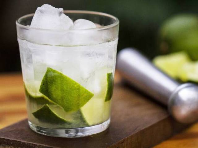 Uma caipirinha de limão com cachaça