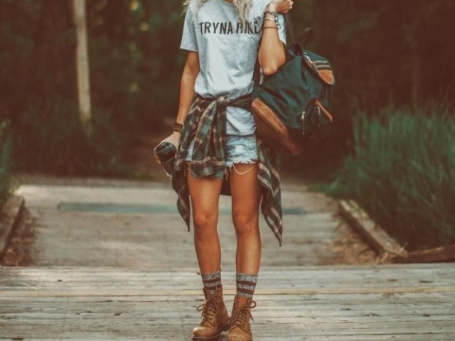 camiseta +shorts + blusa na cintura