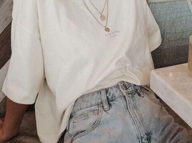 camiseta + shorts
(bem delicadinha)