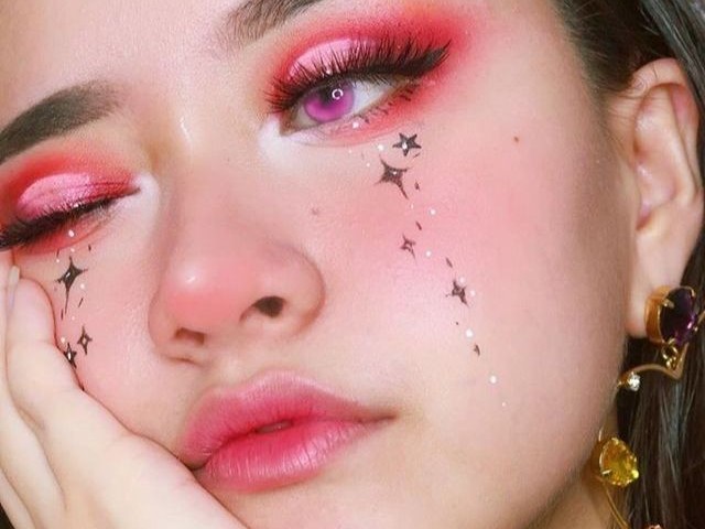 e pequeno toc de mim, fiz algumas estrelinhas em baixo do meu olho✧・゚:*