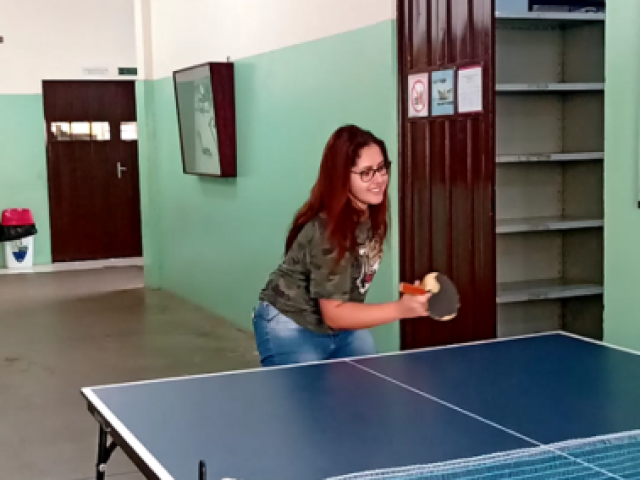 Leticia jogando ping pong