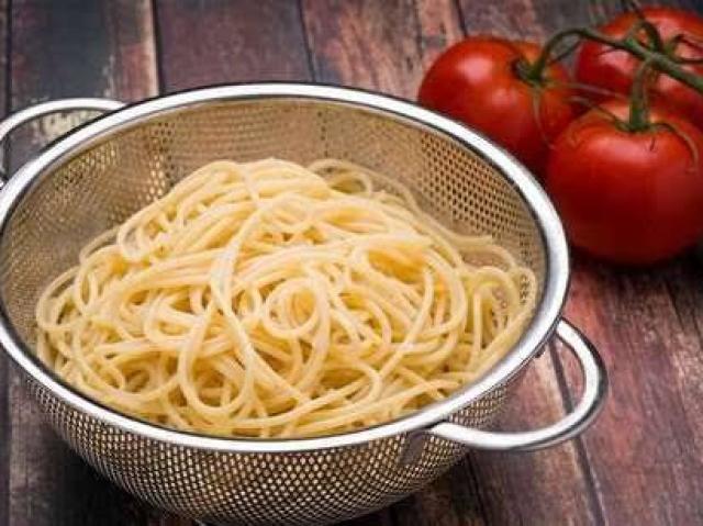 role caseiro com macarronada na casa da laura como de costume, pq Ă© a Ășnica comida que tem e que alimenta todo mundo