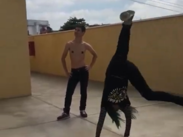 Fer fazendo capoeira E affonso com mamilos de fita