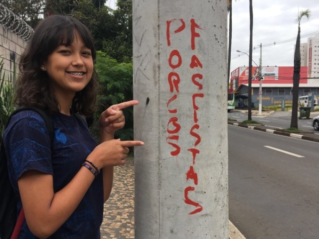 Com o poste “porcos fascistas”