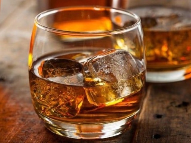 Whiskey com energético ou puro