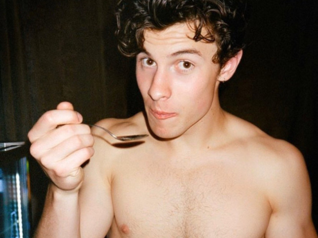 Shawn Mendes comendo abacate