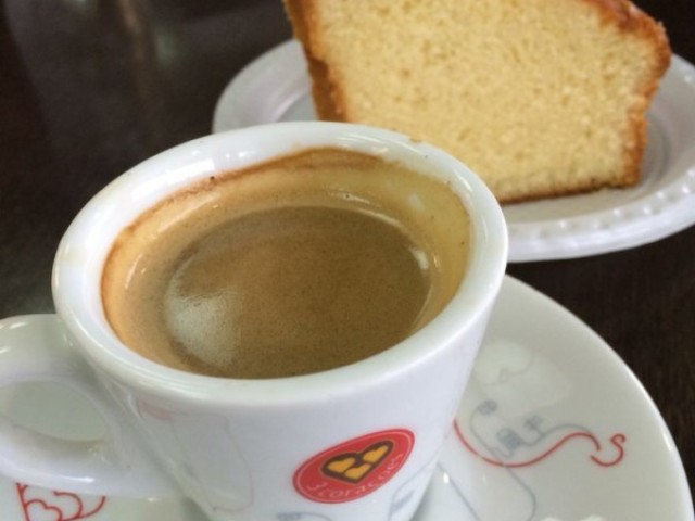 café e um pedaço de bolo