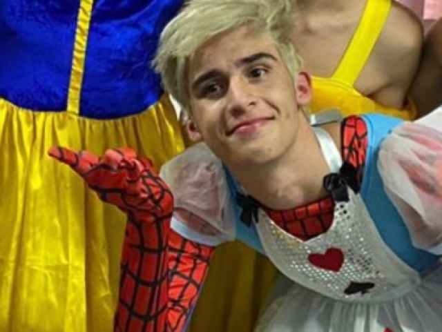 Homem aranha Alice (A líder do grupo, tem habilidades contorcionistas e passa a dança pras amigas)