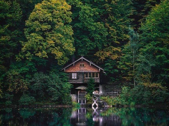 Uma casa média, mais elaborada e nova. Perto de um lago e de uma floresta, longe de muita coisa, mas te da muita privacidade.