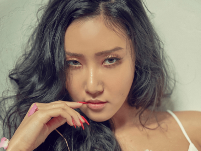 Hwasa (Mamamoo)