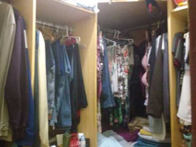 Quarto com closet.