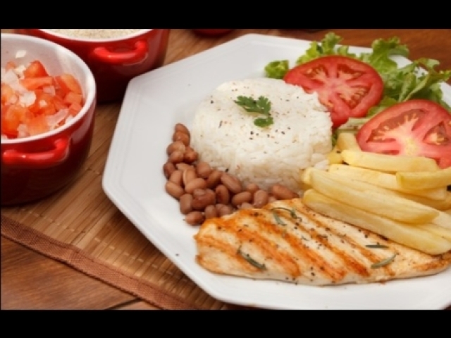 Arroz, feijão, batata frita, salada e peito de frango