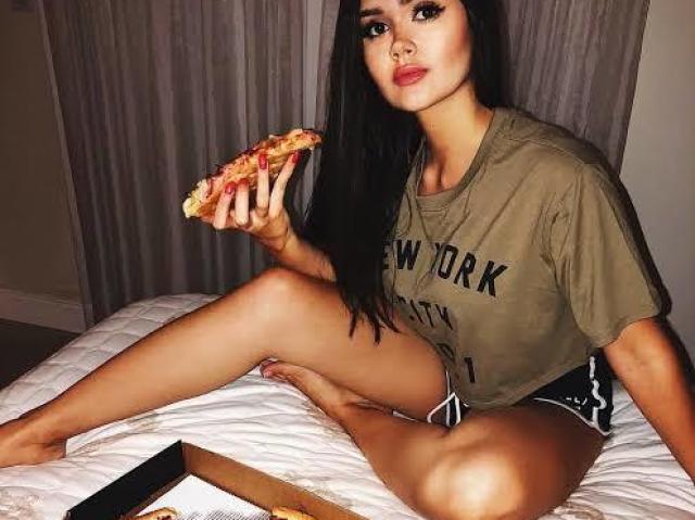 Ñ consegui entt passei a madrugada todinha comendo pizza