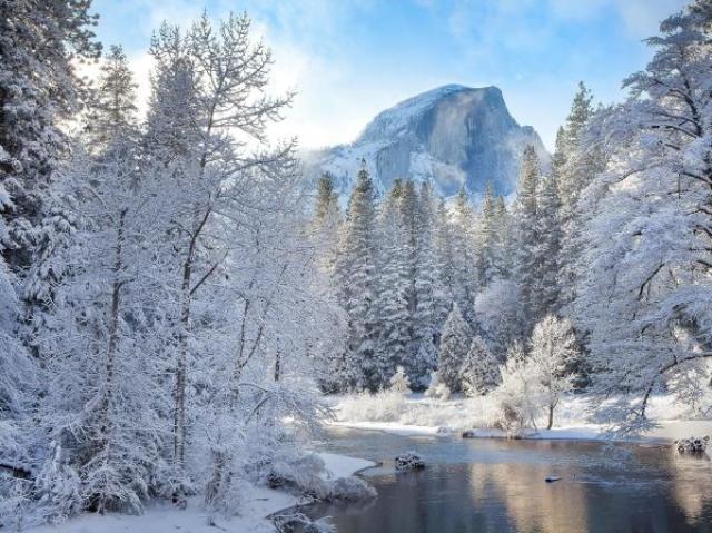 Em um lugar frio, com neve e um lago congelado