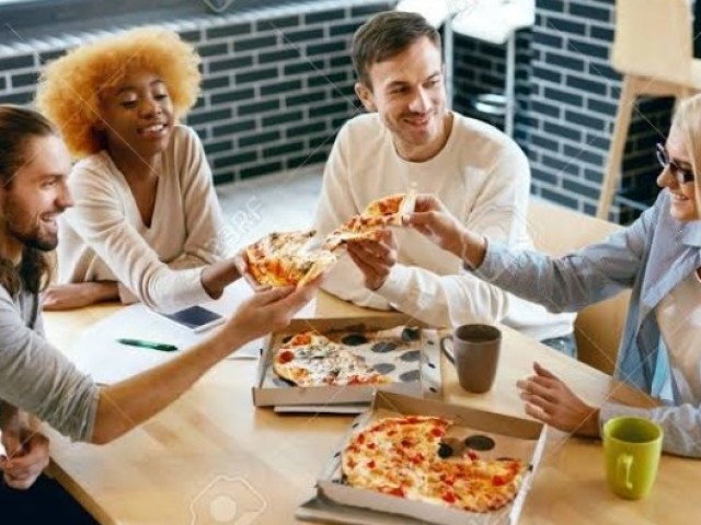 Chamar aquela rapaziada pra comer uma pizza aqui em casa