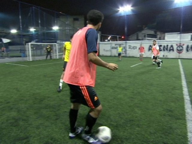 Jogar futebol