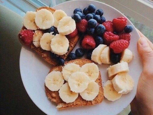 Torradas com frutas silvestres💛