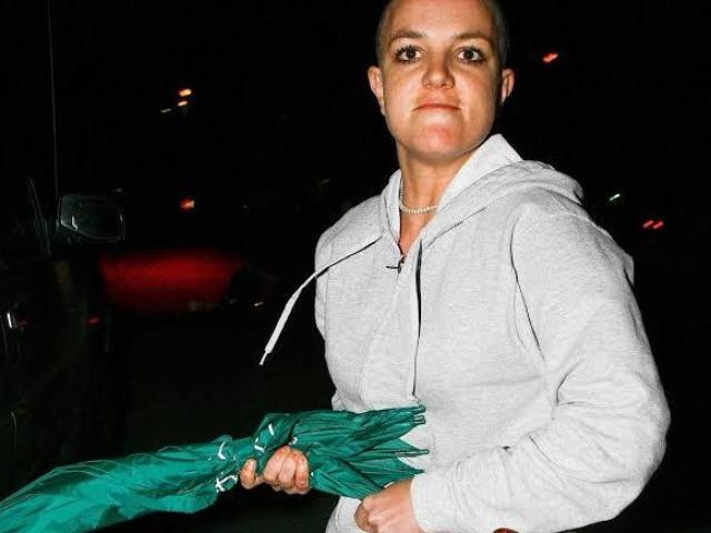 Britney Spears quebrando o carro de um paparazzi usando um guarda-chuva