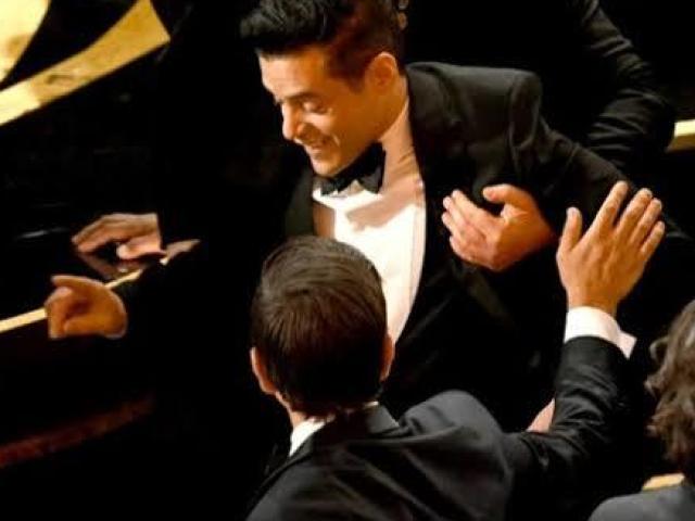 Rami Malek caindo do palco após receber prêmio de Melhor Ator