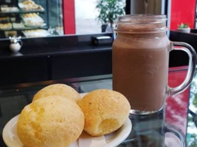 Tenho todo tempo do mundo. Nada como um pãozim de queijo e leite com toddy