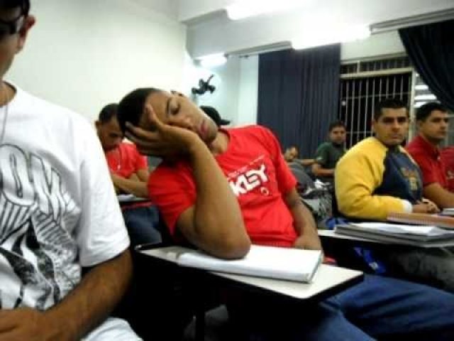 Era conhecido pro todos os professores como o aluno q dormia, até chegar no ponto de se formar e os professores contam histórias para as novas turmas do seu sono lendário