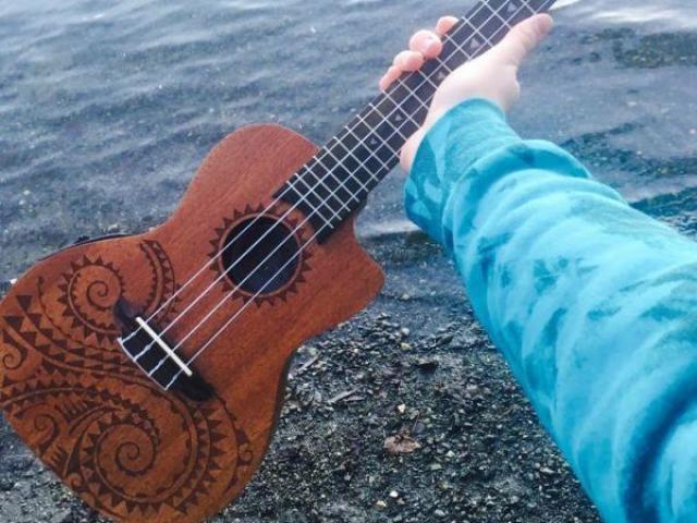 tocar ukulele/pintar