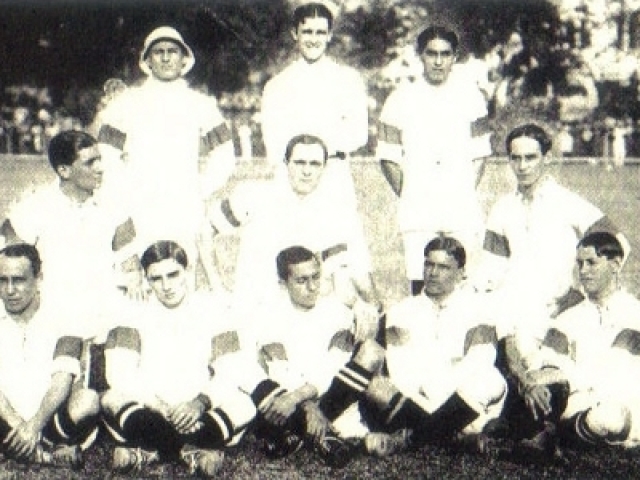 Maior time da comunidade portuguesa no Brasil, o Vasco tem uma origem única entre os grandes clubes do Rio de Janeiro. Fundado em 1897 por quatro jovens descendentes de portugueses, primeiro como clube de remo, o Vasco formou sua equipe de futebol apenas 20 anos depois.