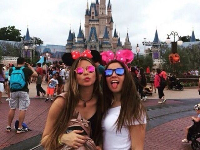 Monte sua viagem para a Disney com sua melhor amiga!