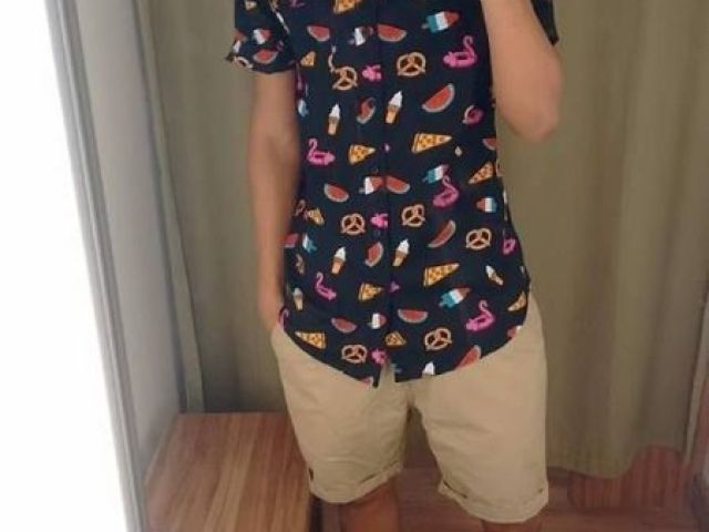 Esse com tenis preto