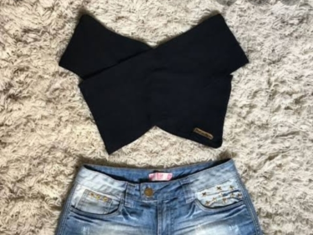 Cropped preto, cabelo solto de prancha e MUITO RÍMEL pfv