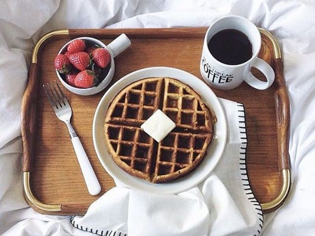 Um delicioso café com morangos, e Panqueca Waffle.