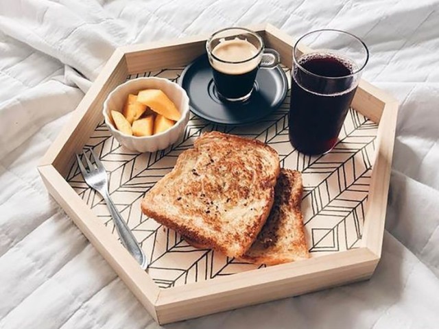 Um delicioso café com leite, um refrigerante diet, uma maçã cortada em pequenos pedaços, e torradas.