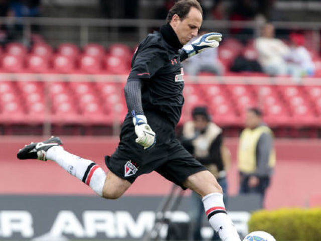 ROGÉRIO CENI - 59 GOLS
Empatado com Marcelinho com 59 gols temos o maior goleiro-artilheiro da história, que também é o goleiro com maior quantidade de gols de falta na carreira. Ceni, sem dúvida, era um exímio cobrador de falta e tem um lugar nesta lista com méritos. Não à toa, ídolo do São Paulo.