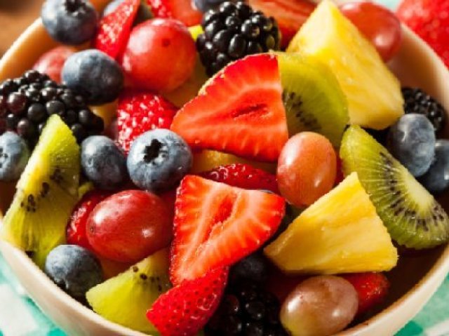 uma salada de frutas bem saudável