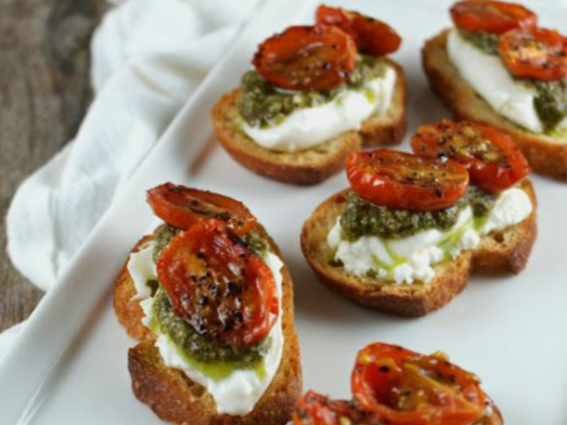 Canapés de queijo com tomates secos e orégano