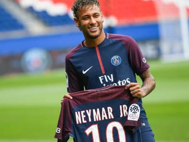 Venda milionária de Neymar ao PSG.