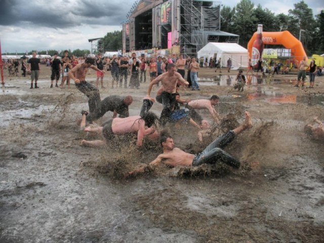 Uma rave durante o periodo de chuva