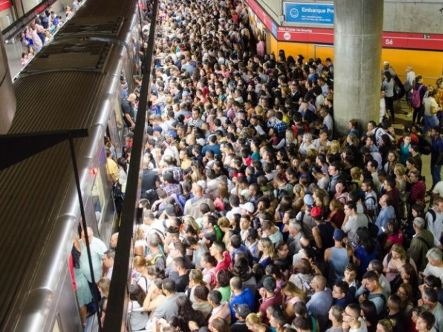 O isolamento social é ineficaz porque a população ainda necessita sair para realizar suas atividades.