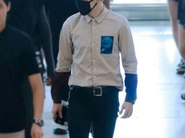 Roupa de.....(não tenho argumentos para está roupa....e pra quem não sabe está foto é do Jiminie)