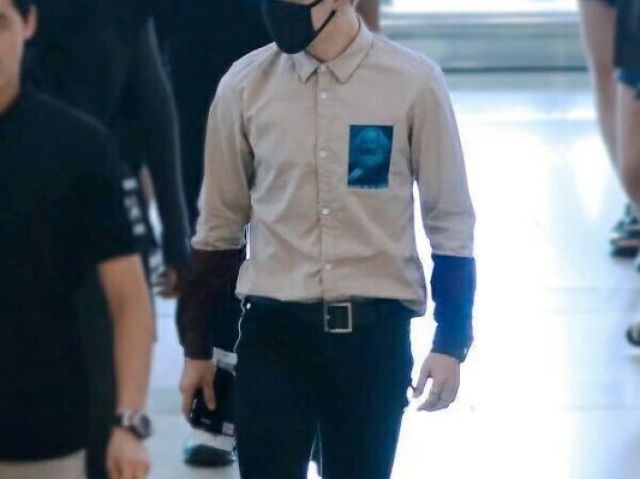 Roupa de.....(não tenho argumentos para está roupa....e pra quem não sabe está foto é do Jiminie)