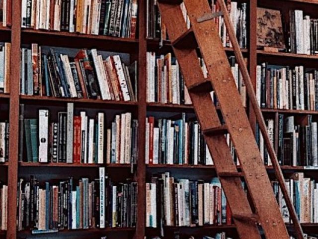 Na biblioteca onde poucas pessoas vão lá e vc pode comer sozinha