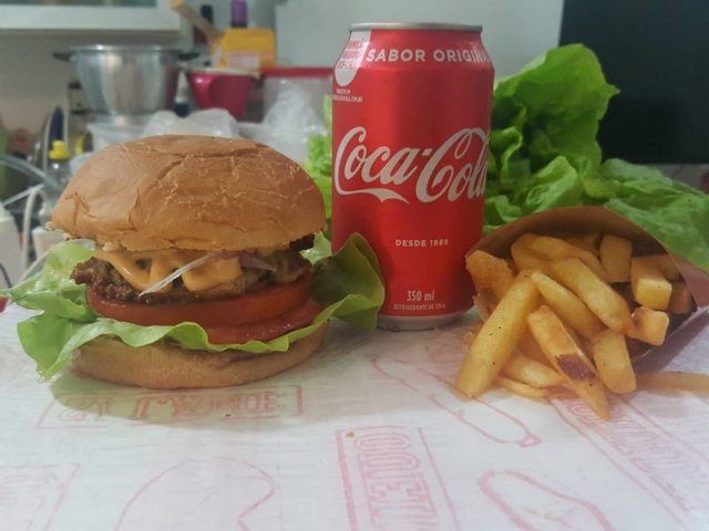 hamburquer +batata frita+coca-cola