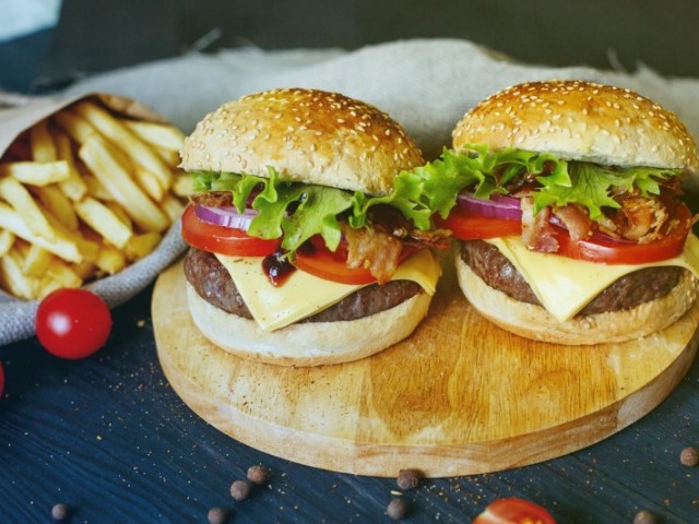 hamburguer e fritas