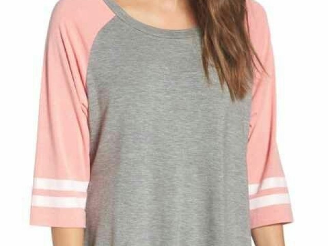 Isso Ă© uma blusa grande , que parece um vestido