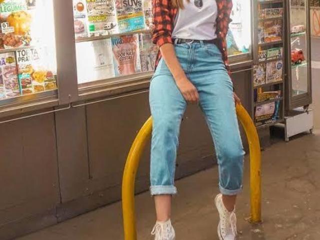 Look mais confortável: casaco flanela, camisa largada, calça jeans e um all star.