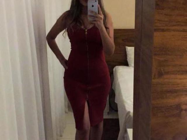 Vestido colado vermelho com fenda