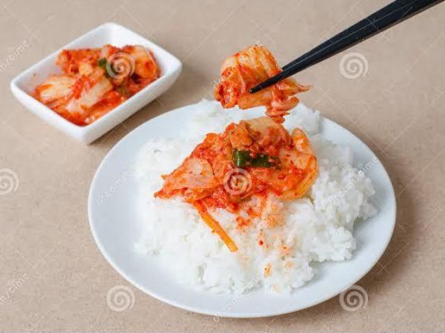 Kimchi com arroz.