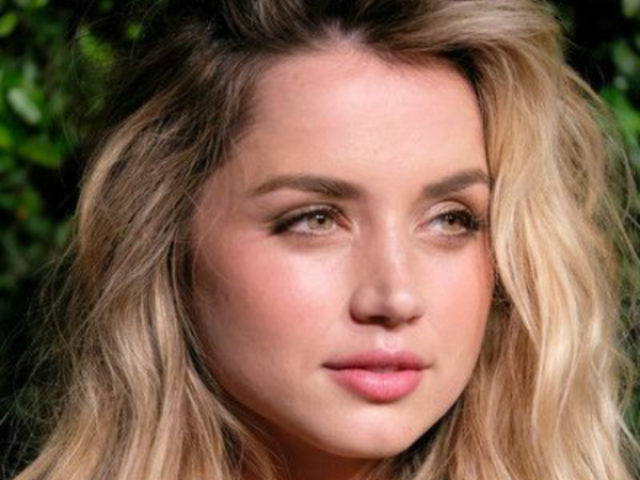Scarlett Smith Martinez:Tem 37 anos,uma atriz super dedicada,Ăłtima mĂŁe.
Ela Ă© super simpĂĄtica,jĂĄ foi modelo e hoje Ă© uma atriz super famosa.
Ela Ă© uma mulher super simpatica,ama animais e quer ser sua melhor amiga.