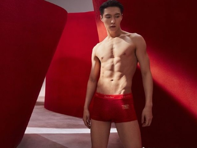 colo do lay semi nu Calvin Klein