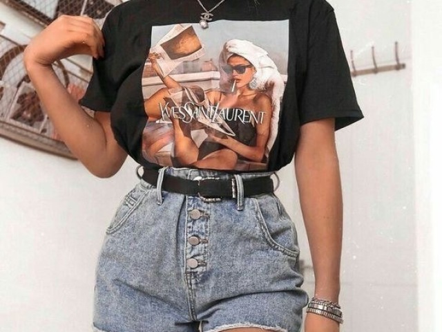 Camiseta preta, short jeans e um cintinho